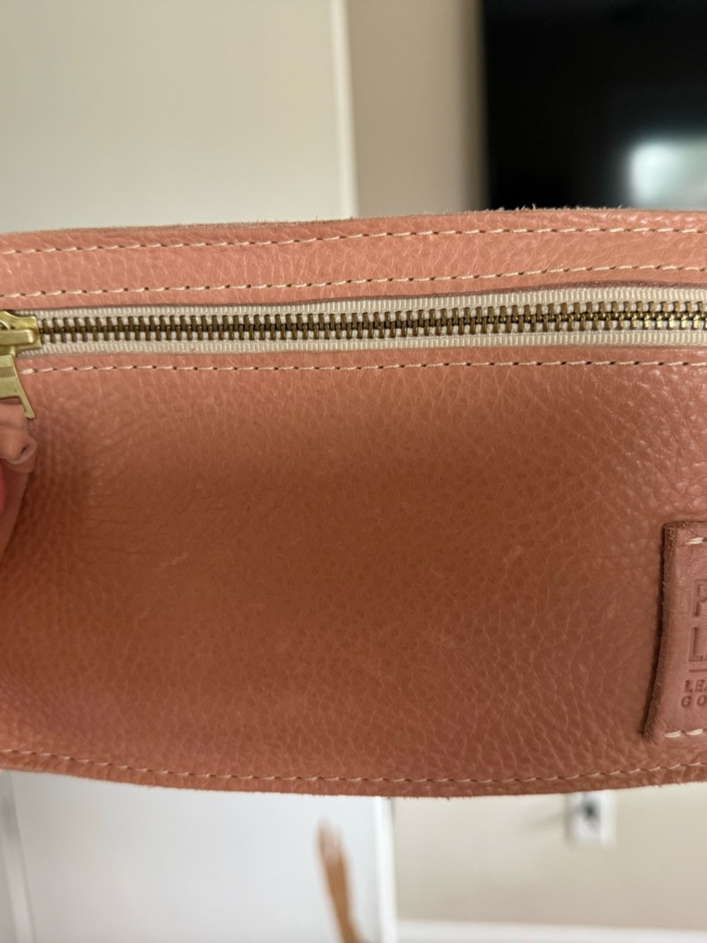 Peach Leather Women’s Crossbody Bag with Zipper quartz color